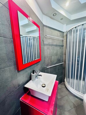 Chambre Confort double, vue sur la ville | Salle de bain