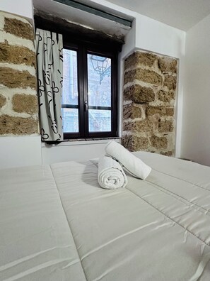 Chambre quadruple familiale, salle de bain privée | Accès au Wi-Fi (inclus)