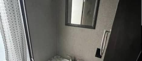 Toallas, jabón, papel de baño