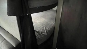 Un lit superposé avec une structure en métal et un matelas.