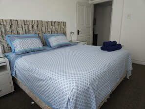 2 slaapkamers, een strijkplank/strijkijzer, gratis wifi, beddengoed