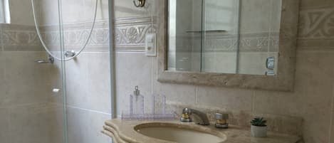 Serviettes fournies, savon, papier toilette