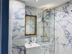 Shower - Cozy Edinburgh Escape (Edinburgh)