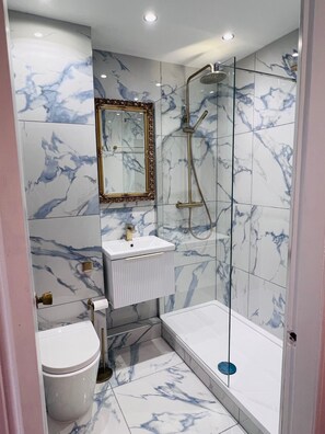 Shower - Cozy Edinburgh Escape (Edinburgh)