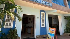 A building with a sign reading 'Pousada Rio Sol.' - Pousada Rio sol (Sao Joao Da Barra)