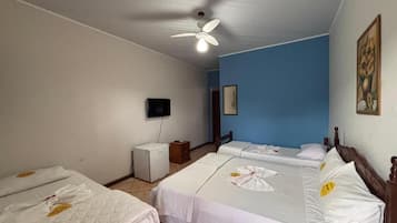 Quarto casal, sacada, vista para a piscina | Wi-Fi de cortesia, acesso para cadeiras de rodas