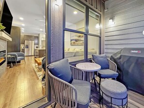 Un interior moderno con comedor, cocina y sala de estar.