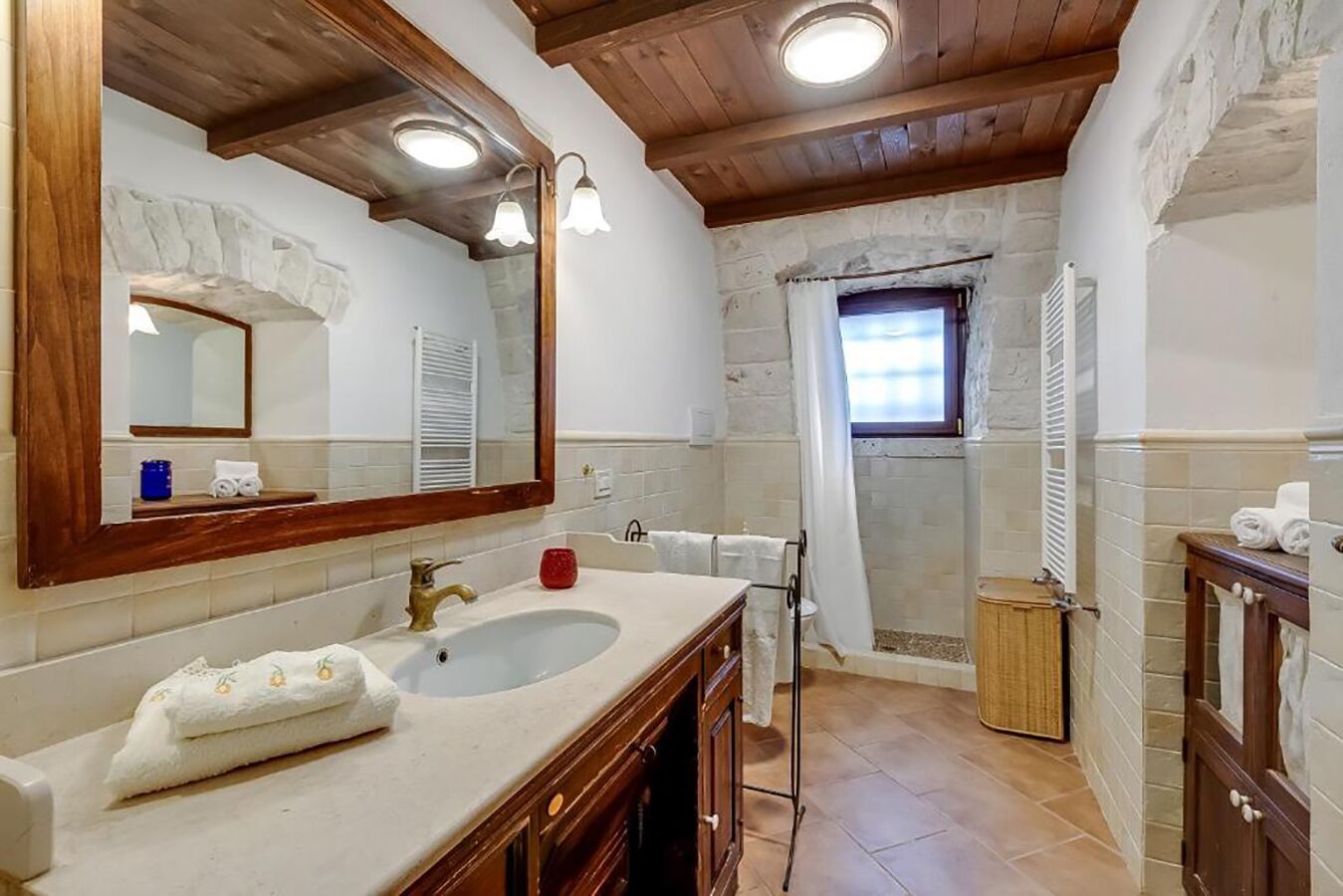 Haartrockner, Bidet, Handtücher, Seife