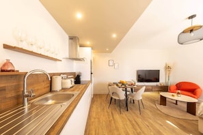 Frigorífico, microondas, horno y placa de cocina