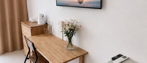 ห้องดีลักซ์ดับเบิล, ระเบียง | ตู้นิรภัยในห้องพัก, Wi-Fi ฟรี, ผ้าปูที่นอน