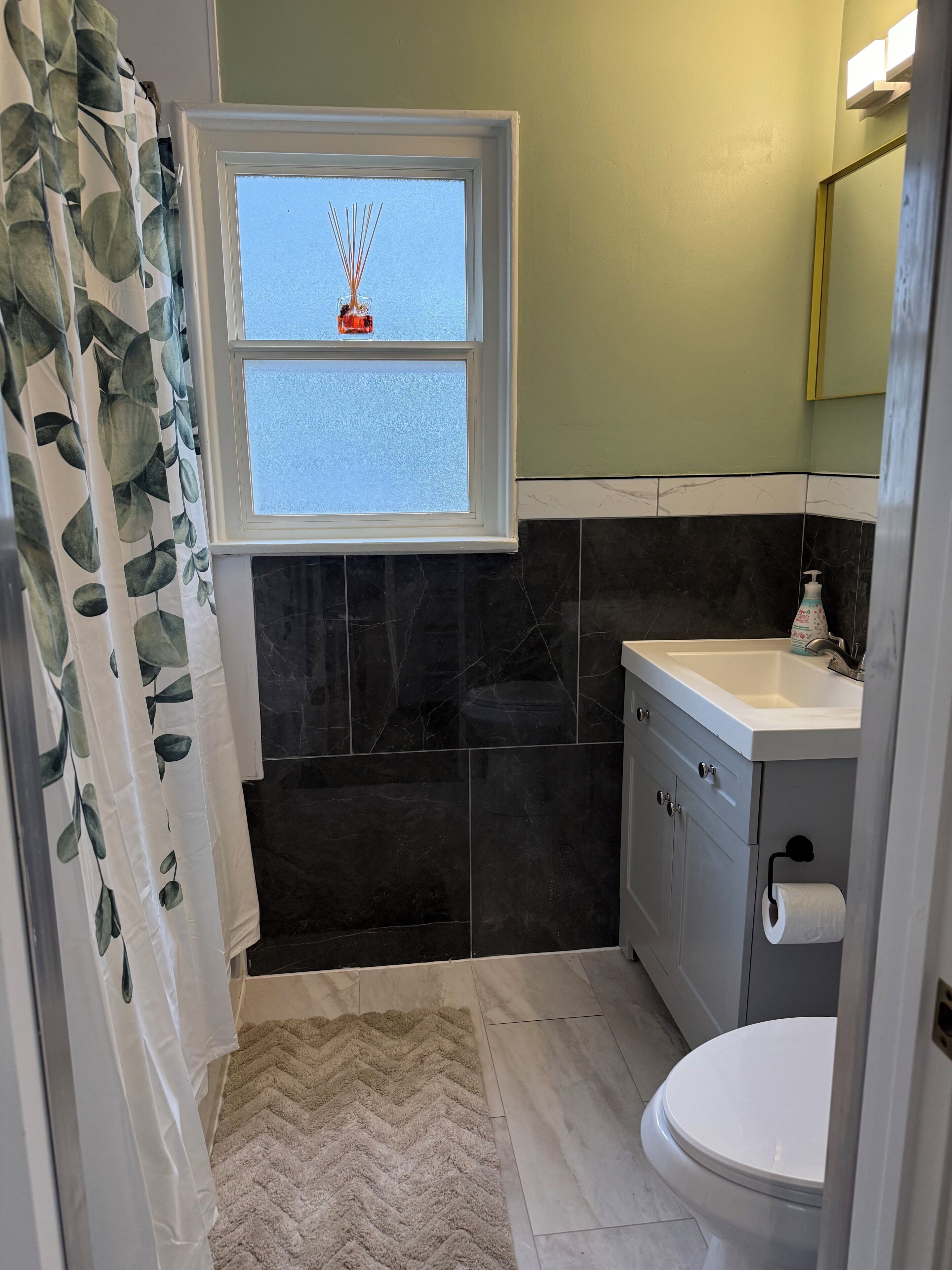 Sèche-cheveux, serviettes fournies, savon, papier toilette