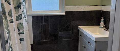 SĂšche-cheveux, serviettes fournies, savon, papier toilette