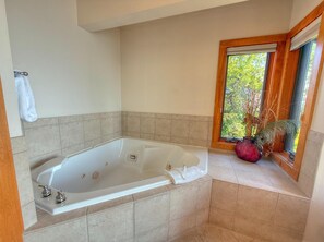 Bathroom - Tranquil Lakefront Upper 2BR Condo with Lake Superior Views (Lutsen)