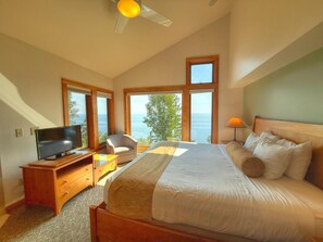 Room - Tranquil Lakefront Upper 2BR Condo with Lake Superior Views (Lutsen)
