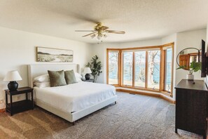 5 bedrooms, WiFi, bed sheets - Spacious 5-bedroom on Lake Andrew w/ Private Dock/Game Room/Gym &<2 hours to MSP (New London)