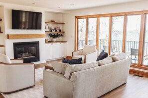 TV, fireplace - Spacious 5-bedroom on Lake Andrew w/ Private Dock/Game Room/Gym &<2 hours to MSP (New London)