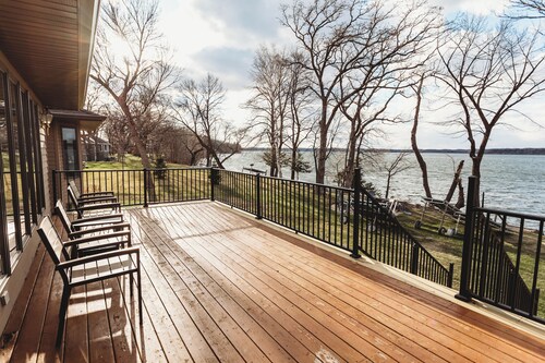 Spacious 5-bedroom on Lake Andrew w/ Private Dock/Game Room/Gym &<2 hours to MSP
