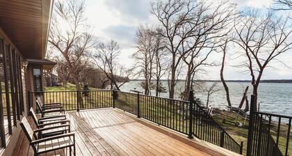 Spacious 5-bedroom on Lake Andrew w/ Private Dock/Game Room/Gym &<2 hours to MSP