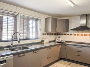 Private kitchen - Exquisite rural house with garden, pool and views. (Arico Viejo)