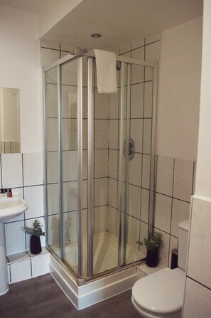 Bathroom - Central Cardiff 2 Bed Apartment | FREE Parking | Walk to Stadium & Shopping (Cardiff)