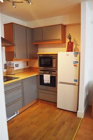 Private kitchen - Central Cardiff 2 Bed Apartment | FREE Parking | Walk to Stadium & Shopping (Cardiff)