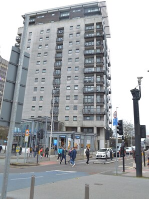 Exterior - Central Cardiff 2 Bed Apartment | FREE Parking | Walk to Stadium & Shopping (Cardiff)