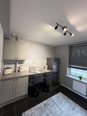 Paper towels - 3 Bedroom Apartment & Balcony in London with Free Parking. (Morden)