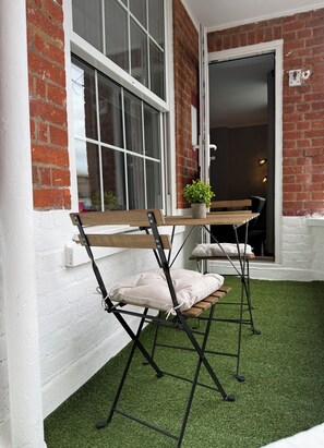Outdoor dining - 3 Bedroom Apartment & Balcony in London with Free Parking. (Morden)