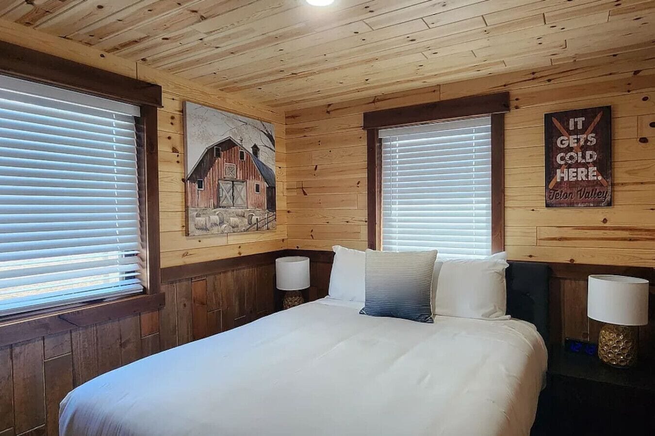 Travel cot, WiFi, bed sheets