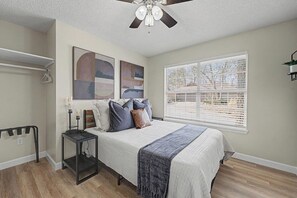 3 bedrooms, iron/ironing board, free WiFi, bed sheets - Bella Vista Retreat |<1 Mi to Oz Bike Park (Bella Vista)