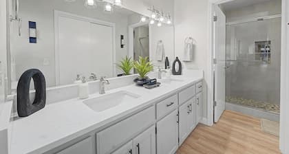 Modern Bella Vista Home. <1 Mi to New Oz Bike Park