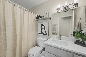 Shower, hair dryer, towels - Modern Bella Vista Home. <1 Mi to New Oz Bike Park (Bella Vista)