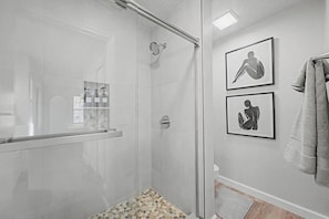 Shower, hair dryer, towels - Modern Bella Vista Home. <1 Mi to New Oz Bike Park (Bella Vista)
