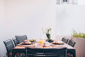 Dining - Elephant Apartment | Two-bedroom | Shared pool (Funchal)