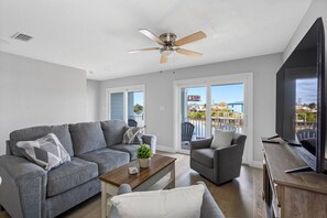 TV - Spacious Waterfront Home Near Downtown Tampa (Tampa)