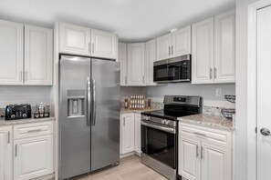 Fridge, microwave, stovetop, dishwasher - Spacious Waterfront Home Near Downtown Tampa (Tampa)