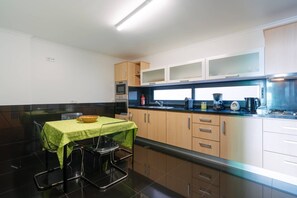 Fridge, microwave, oven, stovetop - Ponta do Sol Apartment | Three-Bedroom (Ponta do Sol)