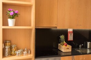 Kühlschrank, Mikrowelle, Ofen, Herdplatte