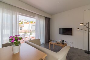 TV - Terrace One-Bedroom | Old Town | Parking & AC (Funchal)