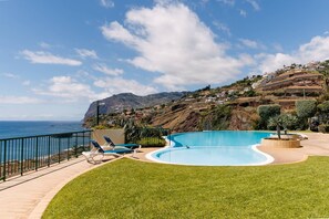 Pool - Giraffa Apartment | Three-bedroom | Shared pool (Funchal)