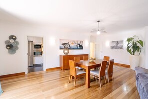 Dining - Giraffa Apartment | Three-bedroom | Shared pool (Funchal)