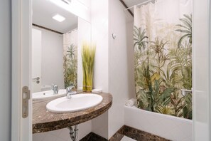 Bathroom - Giraffa Apartment | Three-bedroom | Shared pool (Funchal)