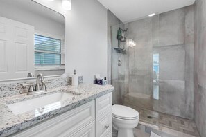 Hair dryer - Brand-New Waterfront Retreat Near Tampa Bay (Tampa)
