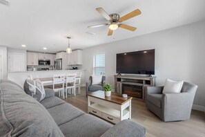 TV - Brand-New Waterfront Retreat Near Tampa Bay (Tampa)
