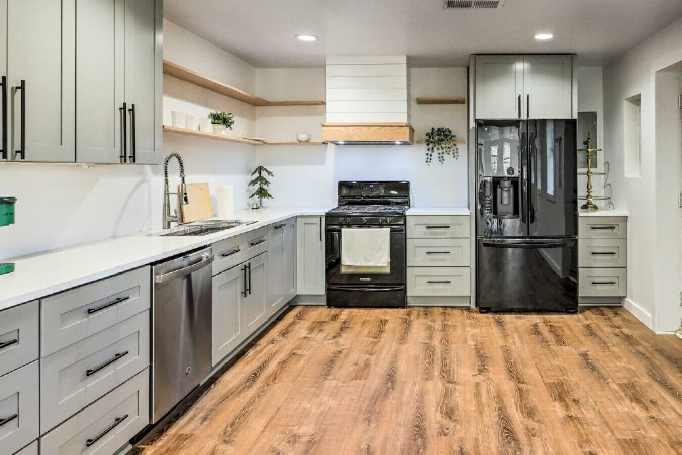 Geladeira, micro-ondas, fogão, cooktop