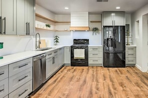 Fridge, microwave, oven, stovetop - Peachtree City Lower Level Unit Near Lake Kedron (Peachtree City)