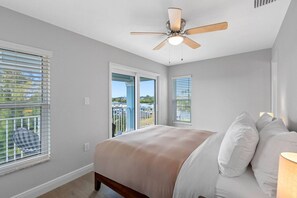 3 bedrooms, iron/ironing board, WiFi, bed sheets - Modern Waterfront Tampa Home w/ Balconies (Tampa)