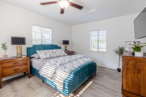 Desk, travel cot, WiFi, bed sheets - Walkable Tampa Bungalow Close to Top Spots (Tampa)
