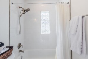 Hair dryer - Walkable Tampa Bungalow Close to Top Spots (Tampa)