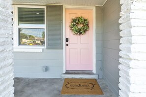 Exterior detail - Walkable Tampa Bungalow Close to Top Spots (Tampa)